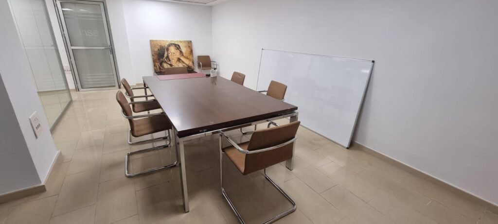 Sala de reuniones en VBI4 Coworking Elche, equipada para eventos y presentaciones