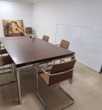 Sala de reuniones en VBI4 Coworking Elche, equipada para eventos y presentaciones