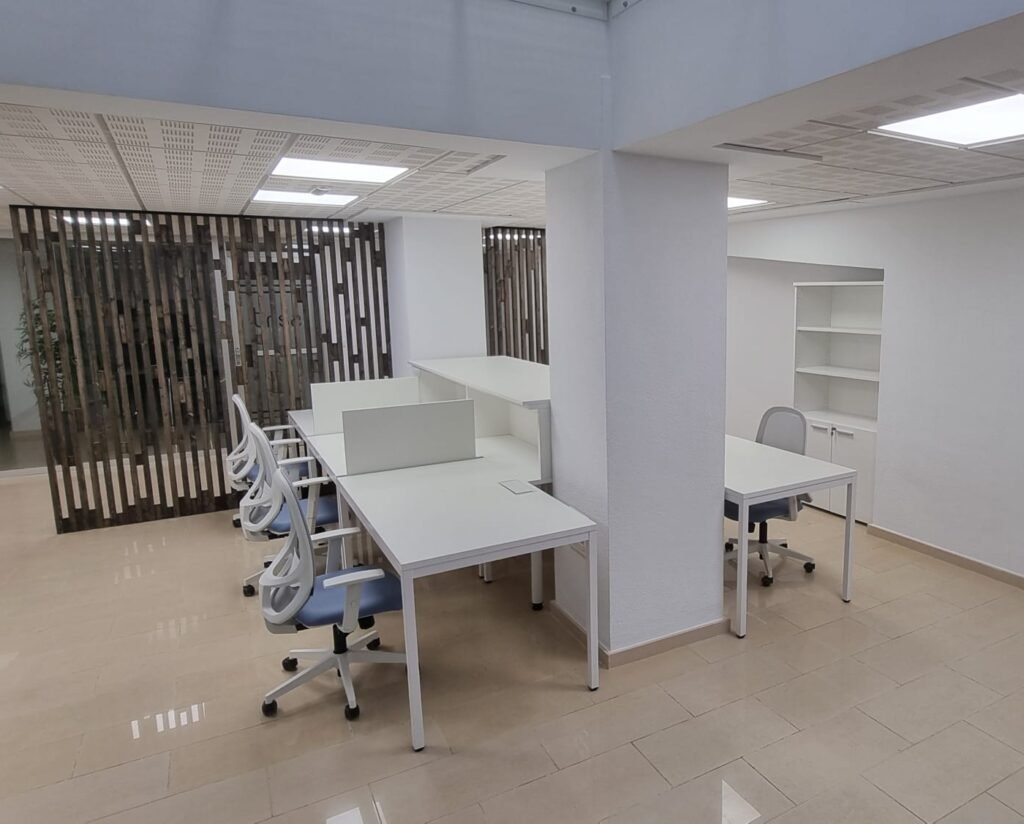 espacio de coworking en Elche con puestos fijos y flexibles